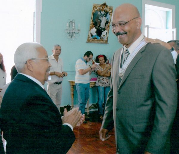 Nhô Balta condecorado pelo antigo Presidente de Cabo Verde Pedro Pires, foto de Luís Silva